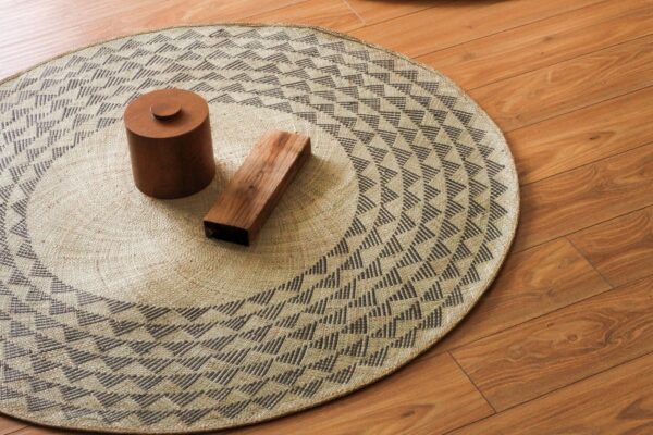 Black Triangle Mat | 4' Round | Natural Base - Image 3