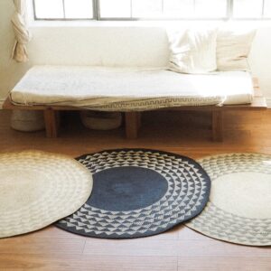 Black Triangle Mat | 4' Round | Natural Base